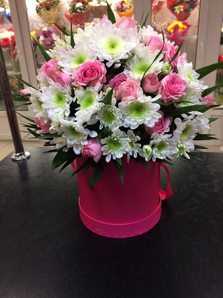 Цветочная композиция из Розы и Хризантемы в шляпной коробке в Верее